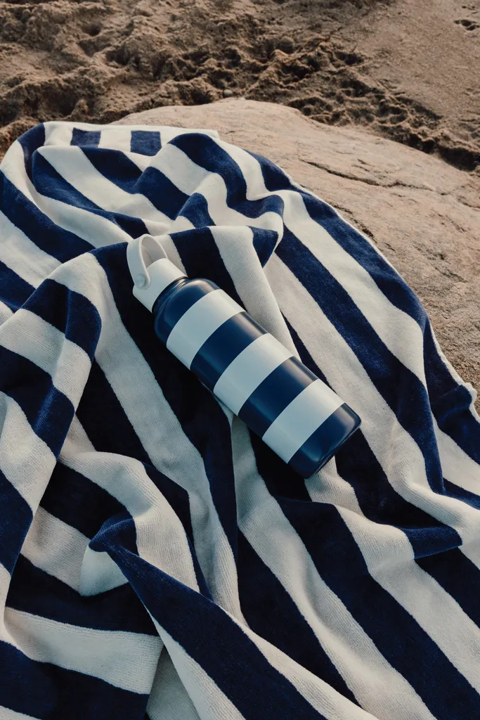 VINGA Lagoa GRS Strandtuch, navy blau – Bild 5