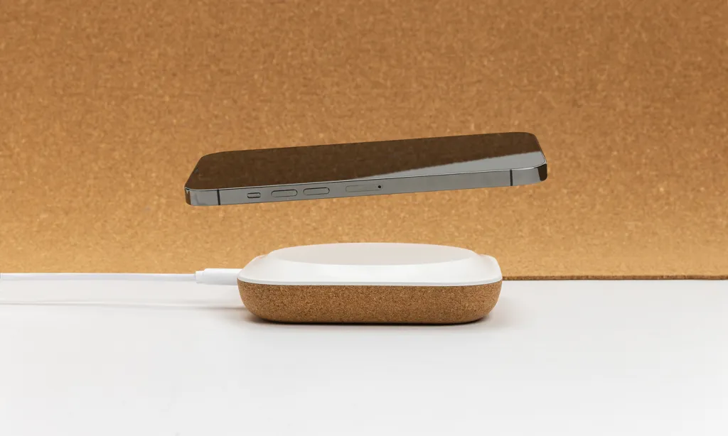 Oregon Wireless-Charger aus RCS recyc. Kunststoff & Kork, braun – Bild 6