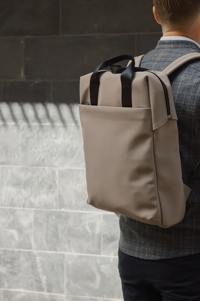 VINGA Baltimore RCS Tote Rucksack, greige – Bild 8