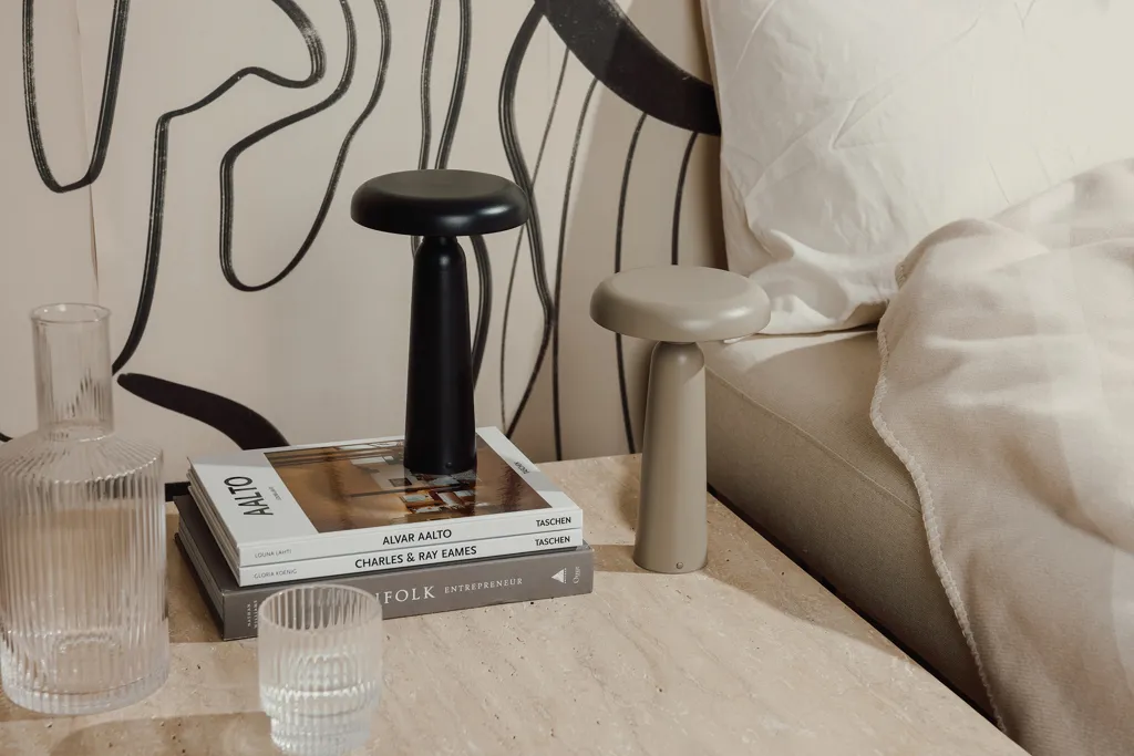 VINGA Avery RCS Tischlampe, greige – Bild 7