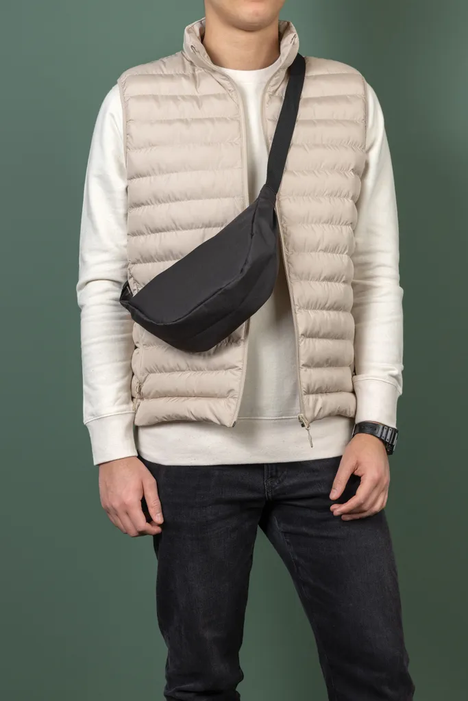 Crescent AWARE™ RPET Half-Moon Sling Tasche, schwarz – Bild 7