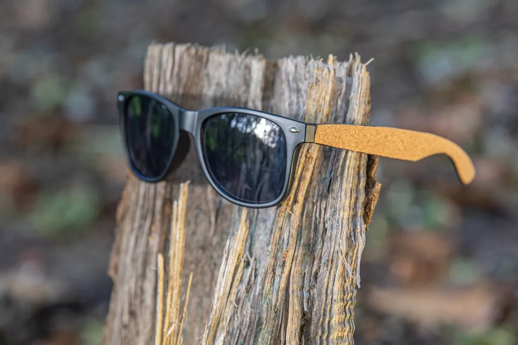 Sonnenbrille aus GRS recyceltem PC-Kunststoff mit Kork, schwarz – Bild 5