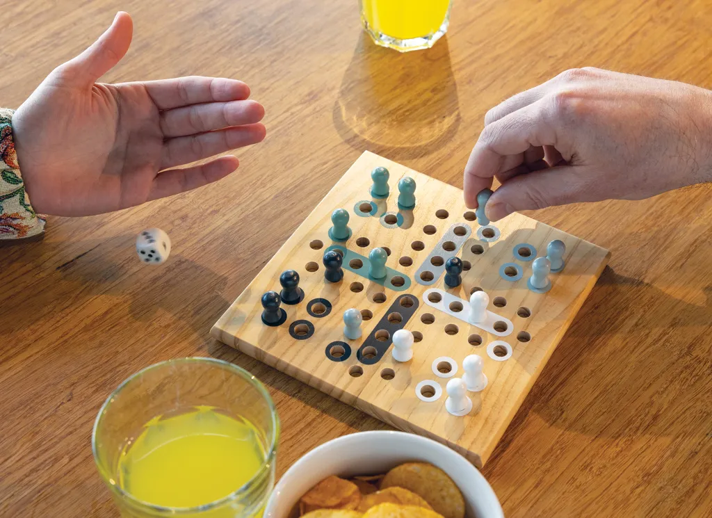 Claire Ludo-Spiel aus Holz, braun – Bild 4