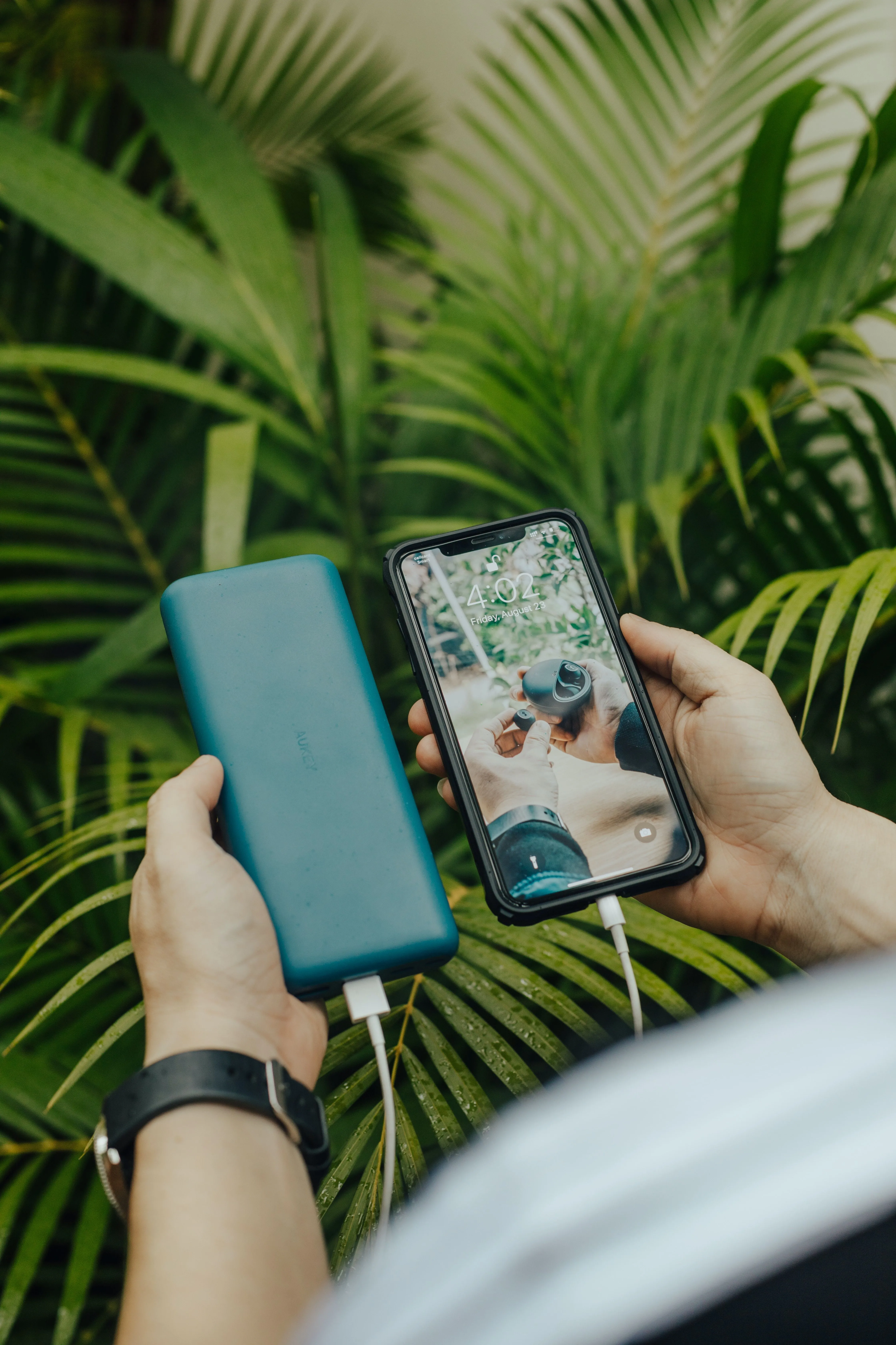 Smartphone, das unterwegs an einer kompakten Powerbank lädt – elektronischer Werbeartikel mit echtem Alltagsnutzen