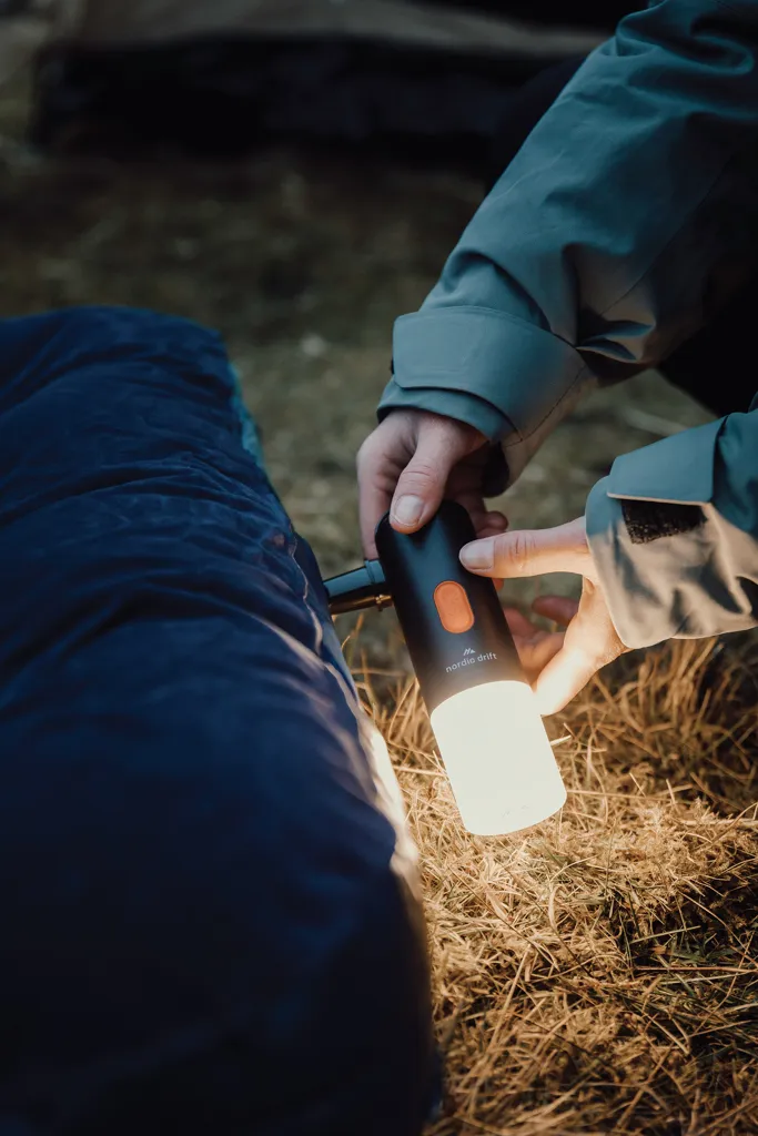 Nordic Drift Titan 2-in-1-Luftpumpe und Campinglampe, schwarz – Bild 5