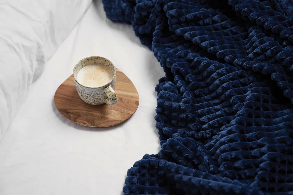 VINGA Branson Decke aus GRS recyceltem PET, navy blau – Bild 8