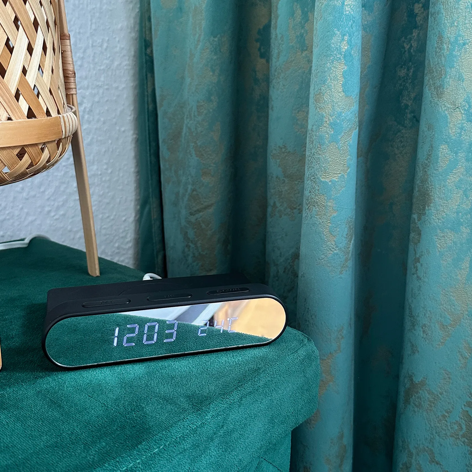 Wecker und Wireless charger Adelaine, schwarz – Bild 4