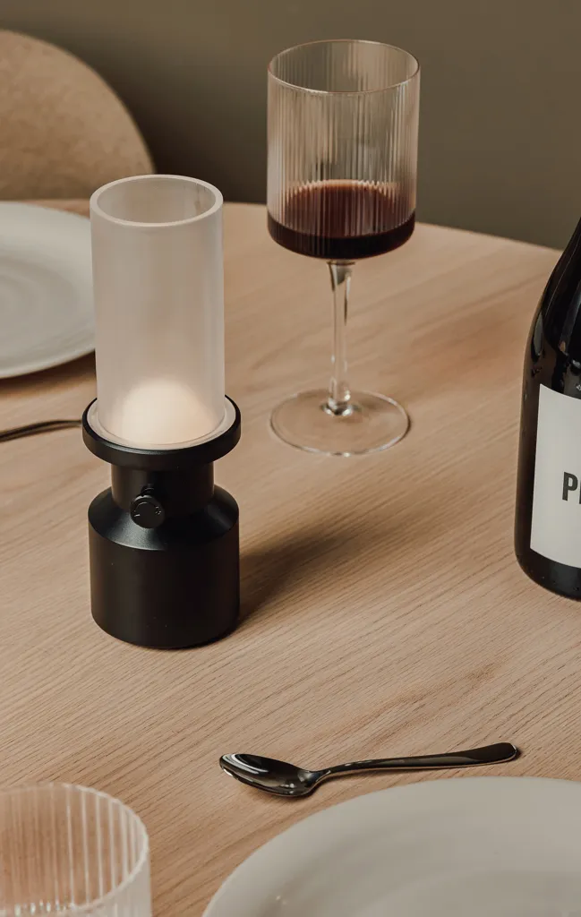 VINGA Niori RCS Tischlampe, schwarz – Bild 5