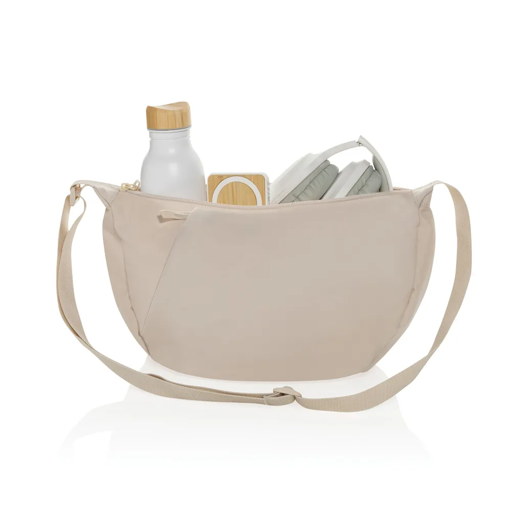 Crescent XL AWARE™ RPET Half-Moon Sling Tasche, beige – Bild 3