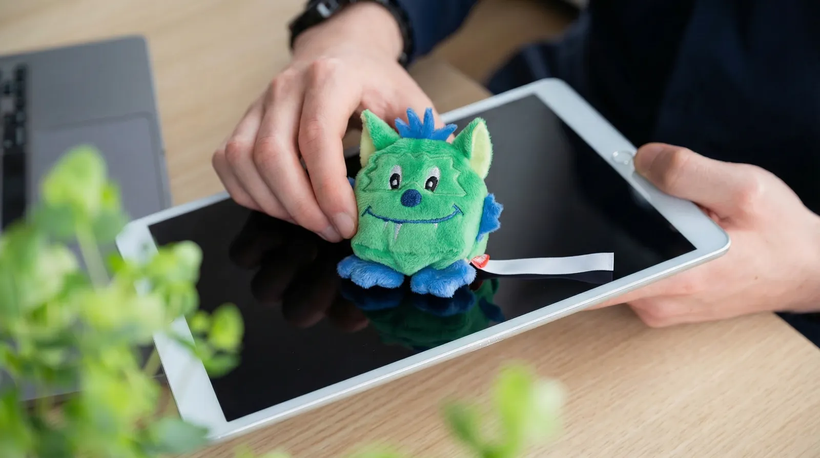 Schmoozies® Monster, dunkelgrau – Bild 7