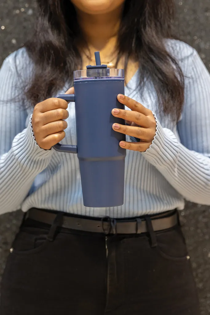 Tana Becher aus RCS recyceltem Kunststoff mit Griff 750ml, navy blau – Bild 3