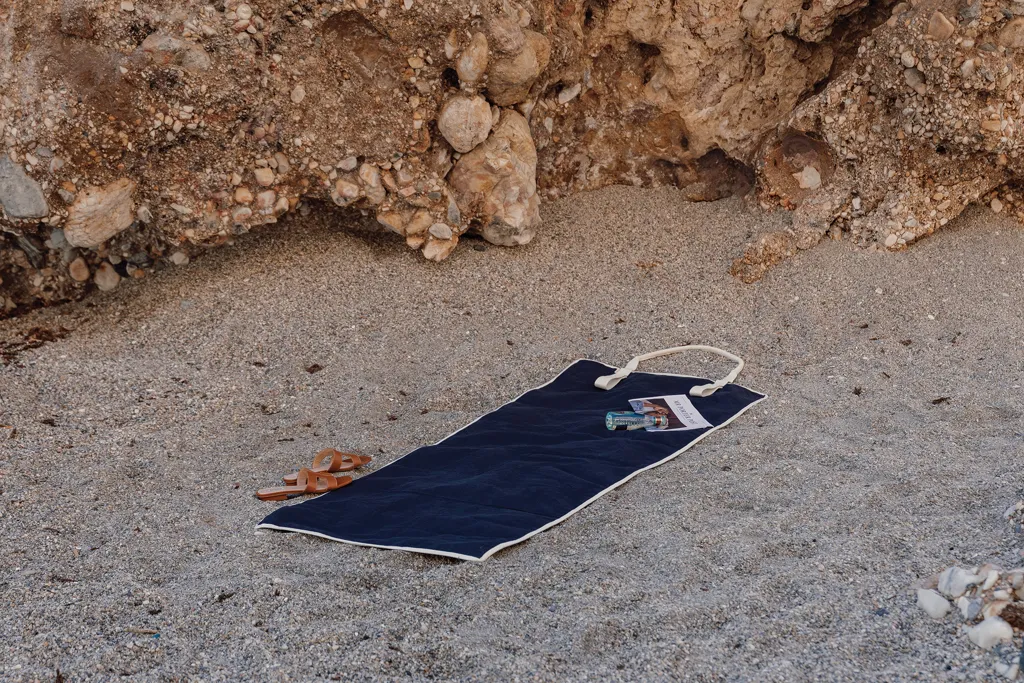 VINGA Volonne AWARE™ Strandmatte aus recyceltem Canvas, blau – Bild 6