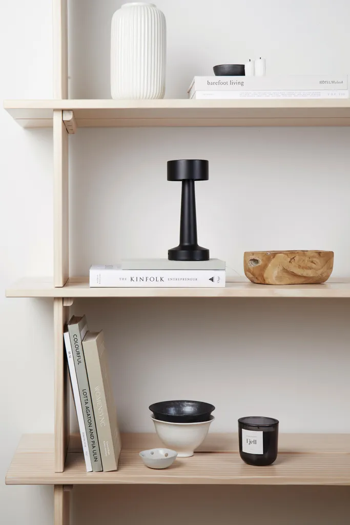VINGA Maris Tischleuchte aus RCS recyceltem ABS, schwarz – Bild 5