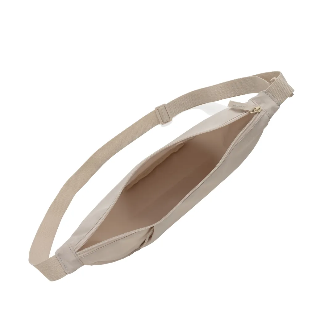 Crescent XL AWARE™ RPET Half-Moon Sling Tasche, beige – Bild 4