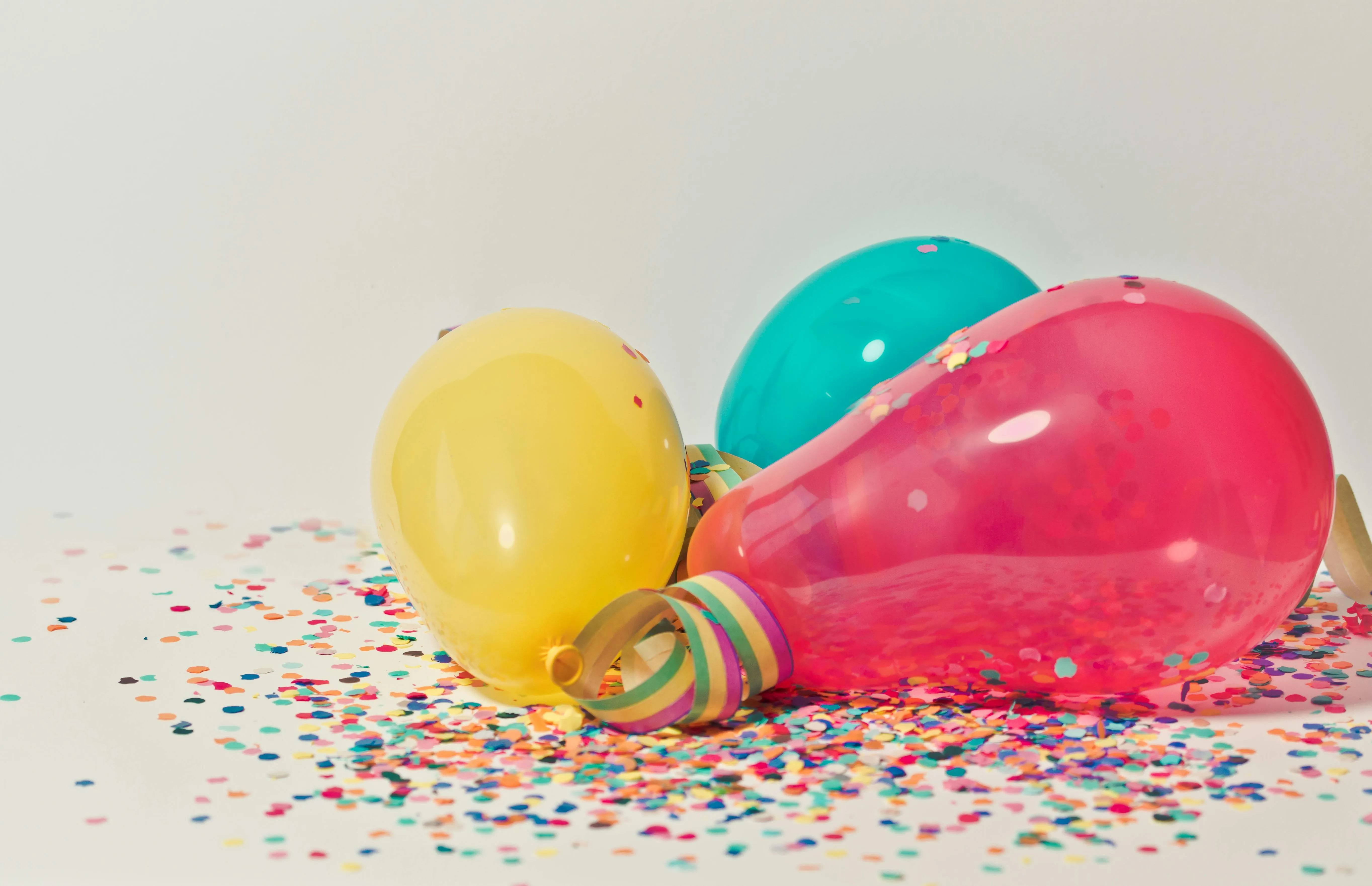 Bunte Luftballons und Konfetti in festlicher Atmosphäre – Dekoration für eine Firmenjubiläum-Feier