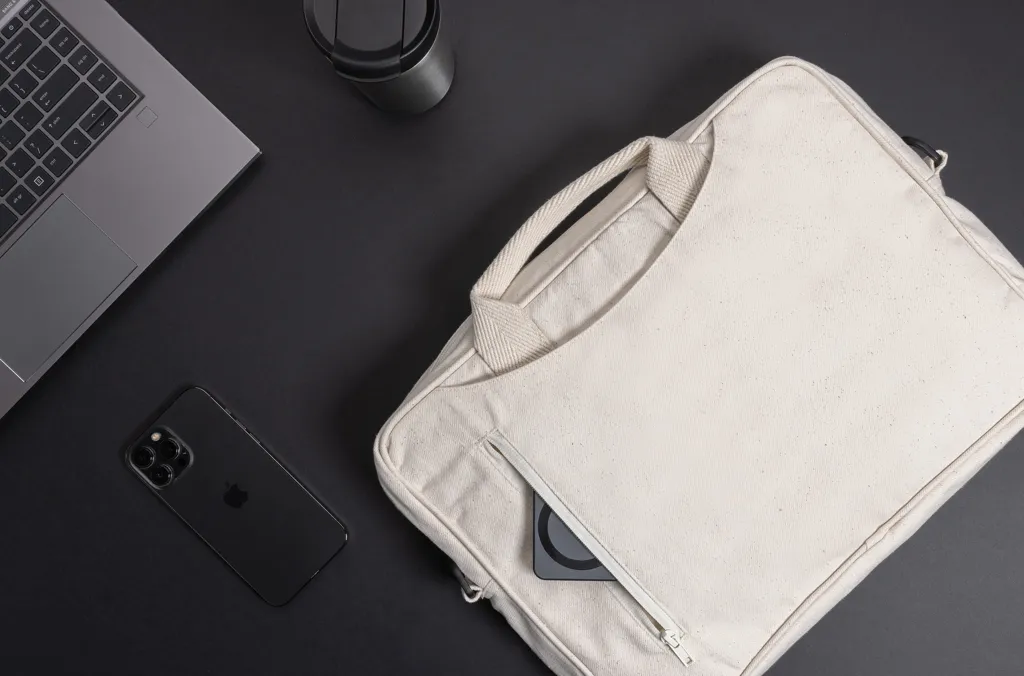 Laluka AWARE™ 15.4" Laptop-Tasche aus recycelter Baumwolle, off white – Bild 6
