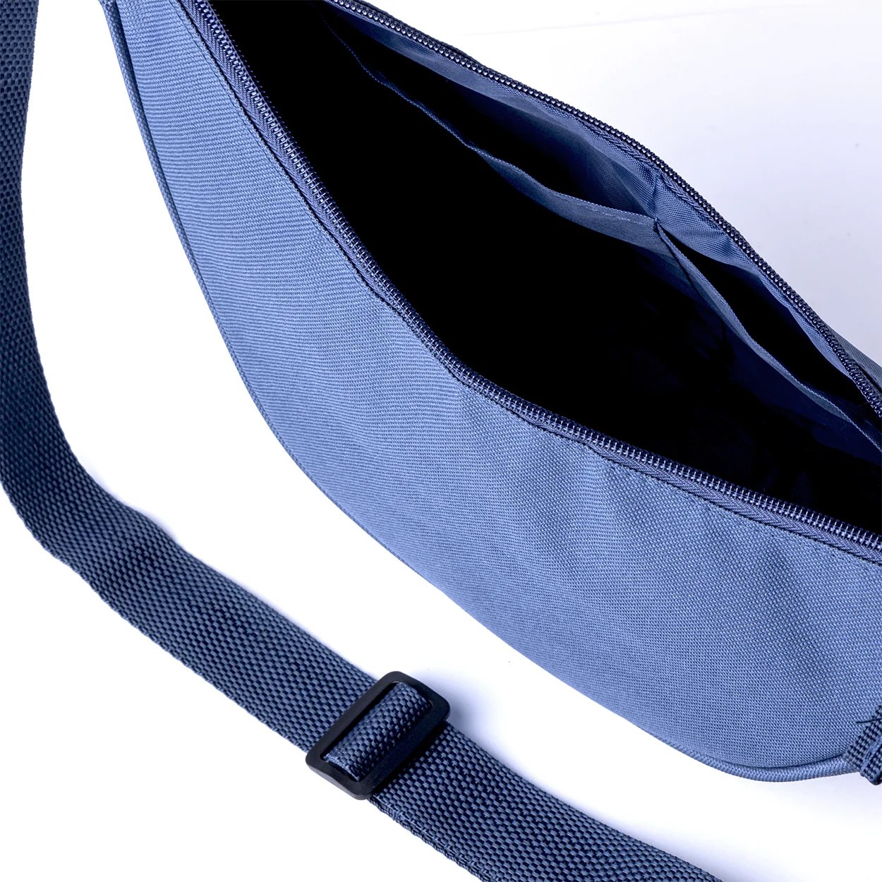 RPET Umhänge-Gürteltasche Lollap, dunkelblau – Bild 5
