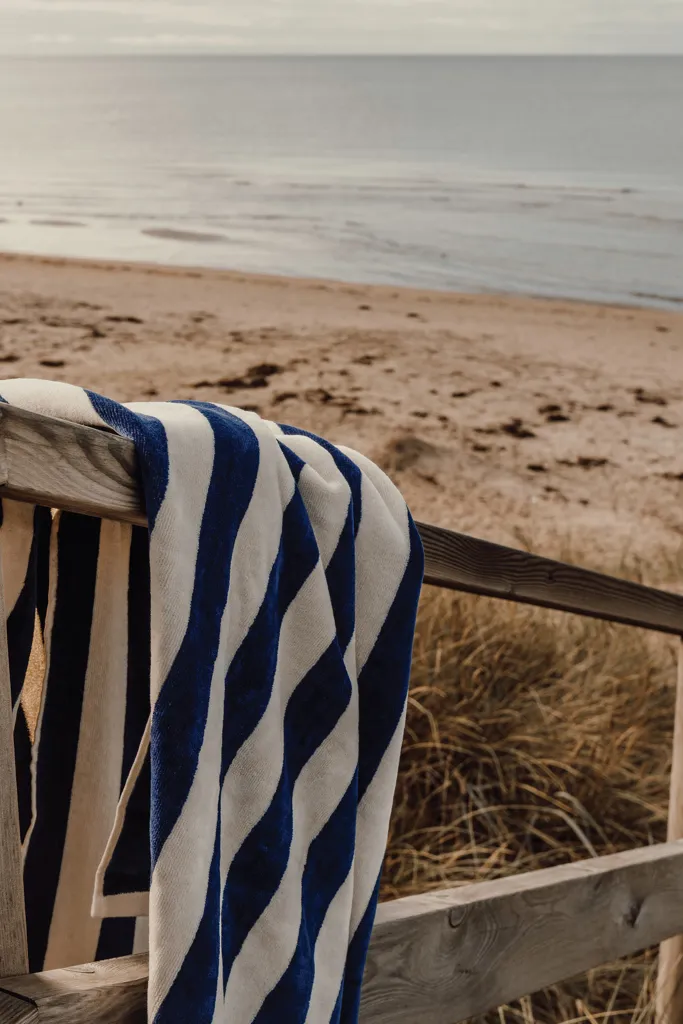 VINGA Lagoa GRS Strandtuch, navy blau – Bild 3