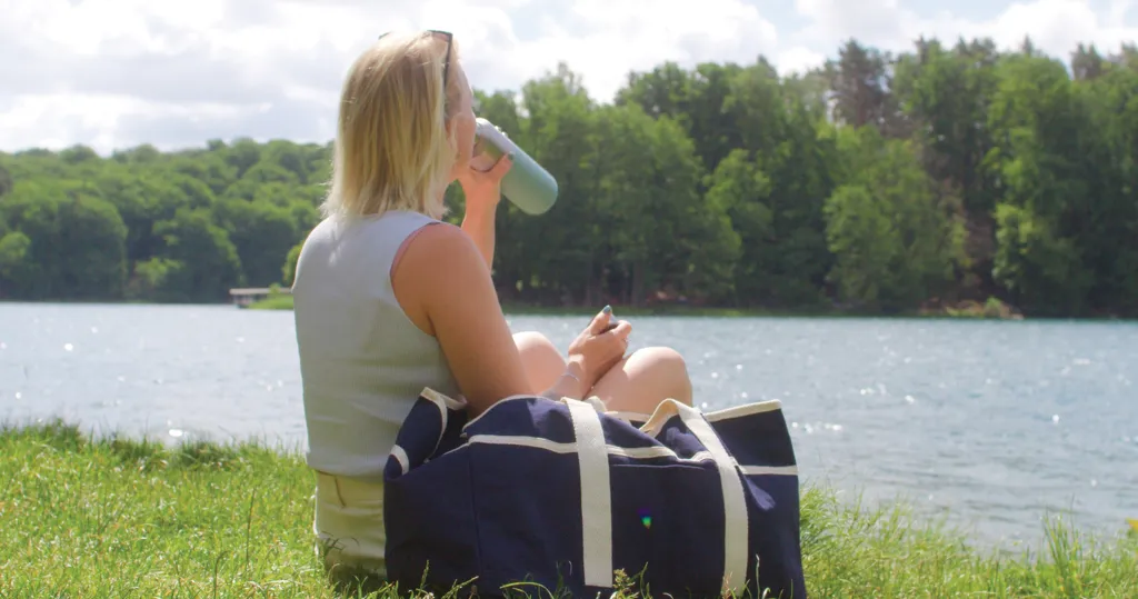 VINGA Volonne AWARE™ Strandtasche aus recyceltem Canvas, blau – Bild 9