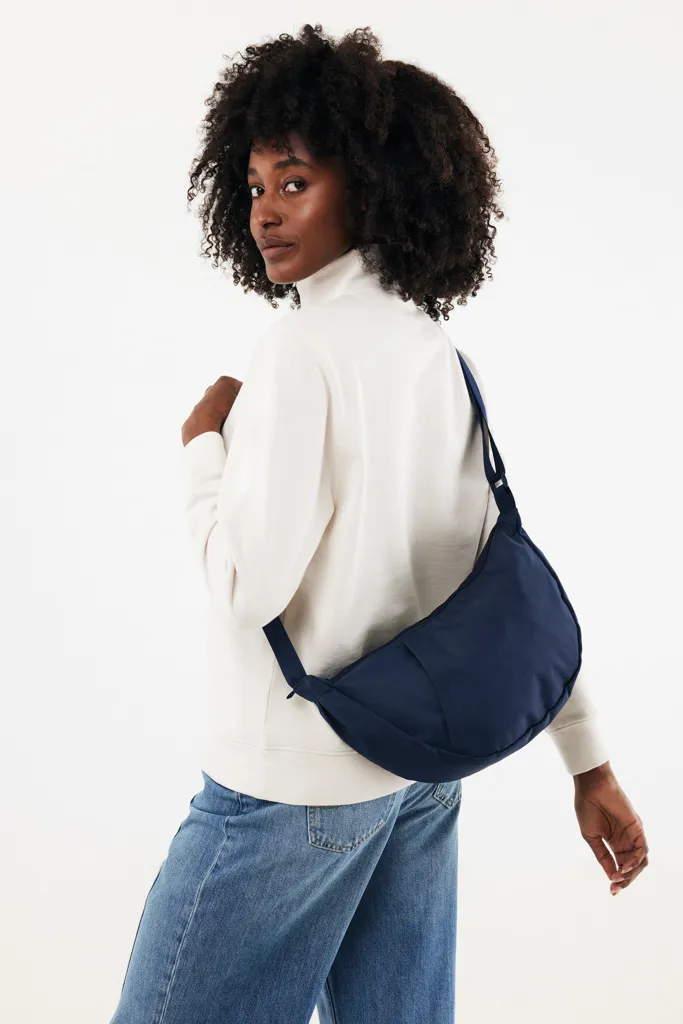 Crescent XL AWARE™ RPET Half-Moon Sling Tasche, navy blau – Bild 2