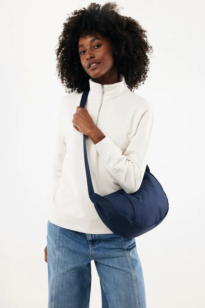Crescent XL AWARE™ RPET Half-Moon Sling Tasche, navy blau – Bild 7