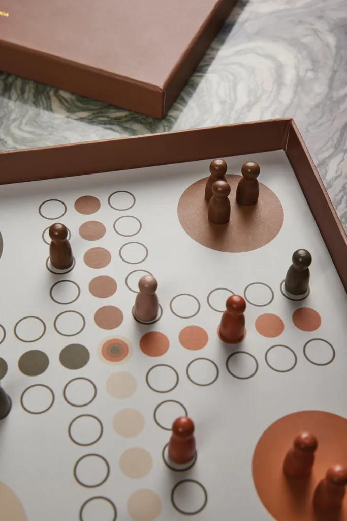 VINGA Coffee-Table Spielesammlung, braun – Bild 8