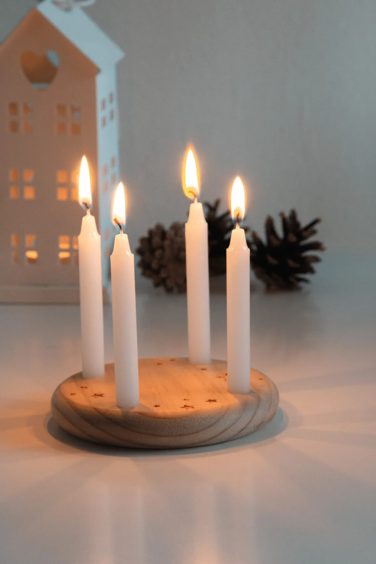 4-CHRISTMAS - Kleiner Holz-Adventskranz braun, weiß, braun, weiß – Bild 5