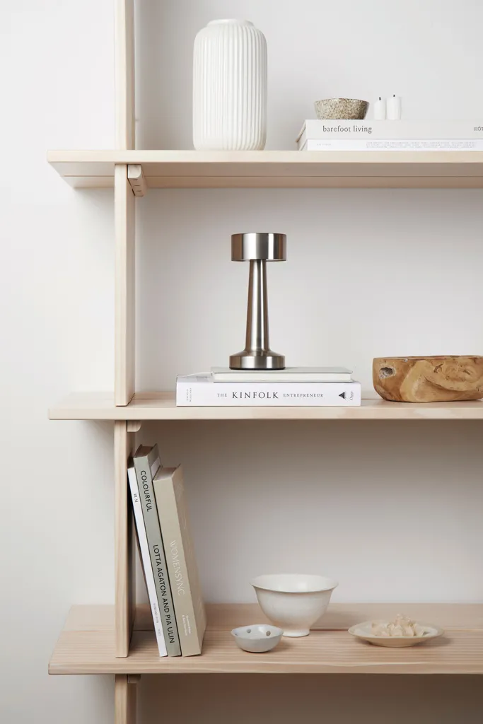 VINGA Maris Tischleuchte aus RCS recyceltem ABS, Silbergrau – Bild 5