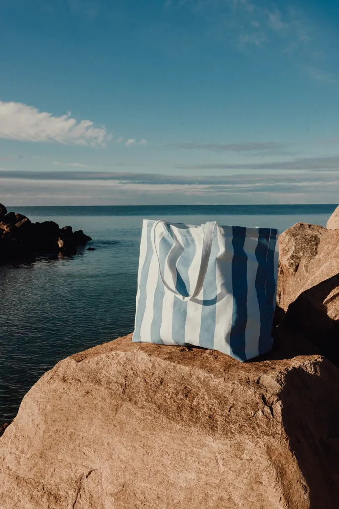 VINGA Lagoa GRS Strandtasche, hellblau – Bild 3