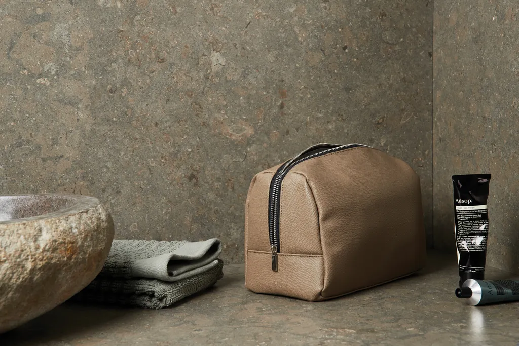 VINGA Bermond Kulturtasche aus RCS recyceltem PU, braun – Bild 9