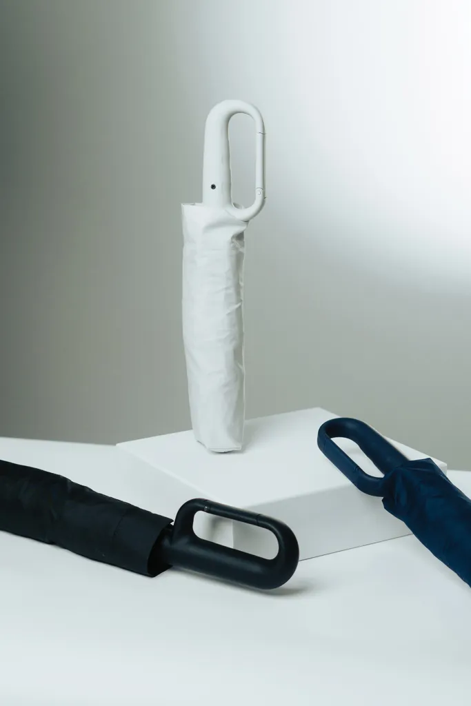 Yara 21“ AWARE™ rPET Regenschirm mit Karabiner, schwarz – Bild 8