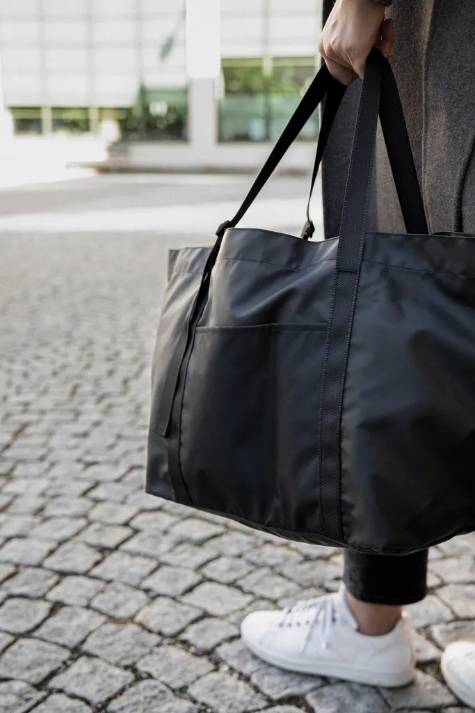 VINGA Livorno Maxi-Tasche aus GRS recyceltem Polyester, schwarz – Bild 6