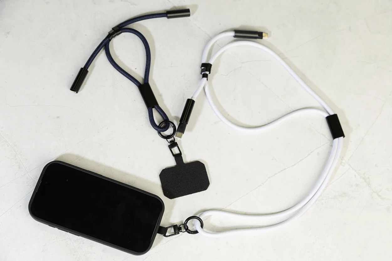 60W Lanyard mit Lade- und Datenkabel aus RPET HolCharge, weiß – Bild 4