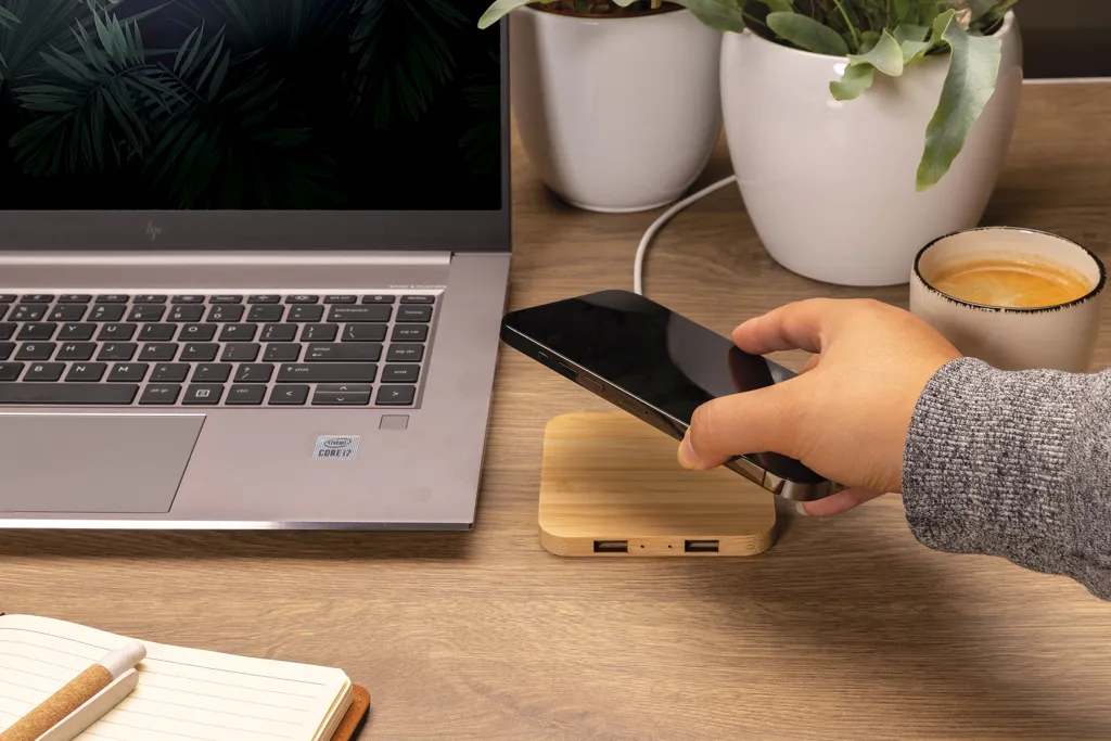 10W Wireless-Charger mit USB aus Bambus, braun – Bild 3