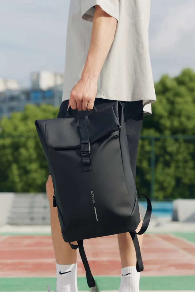 Urban wasserabweisender Flap-Top Rucksack, schwarz – Bild 32