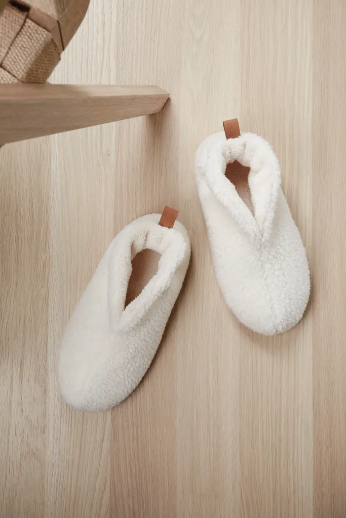 VINGA Santos kuschelige Hausschuhe aus RCS recyceltem PET, off white – Bild 5