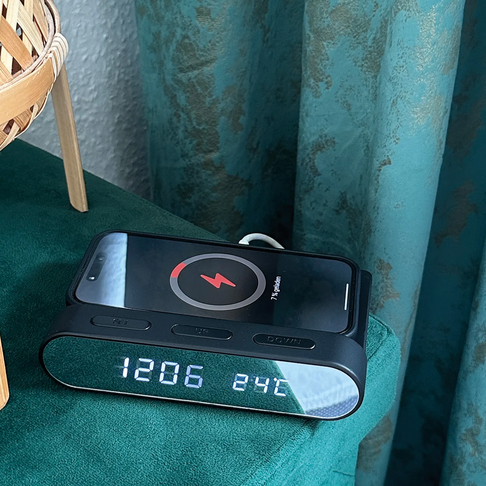 Wecker und Wireless charger Adelaine, schwarz – Bild 3