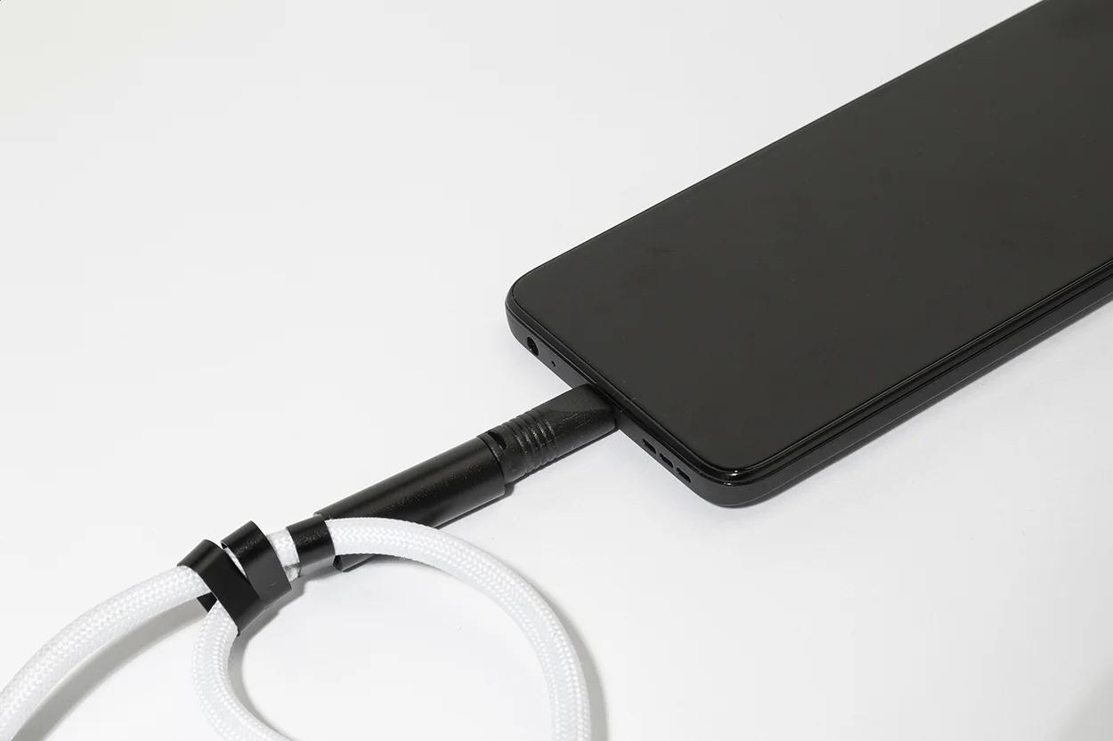 60W Handgelenkband mit Lade- und Datenkabel aus RPET CuffCharge, weiß – Bild 3