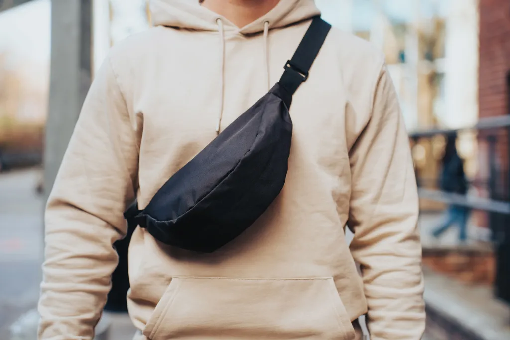 Crescent AWARE™ RPET Half-Moon Sling Tasche, schwarz – Bild 8