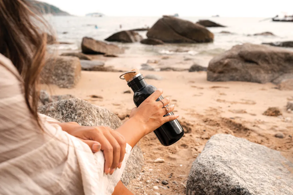 RCS rPET Flasche with Bambusdeckel und Griff, schwarz – Bild 9