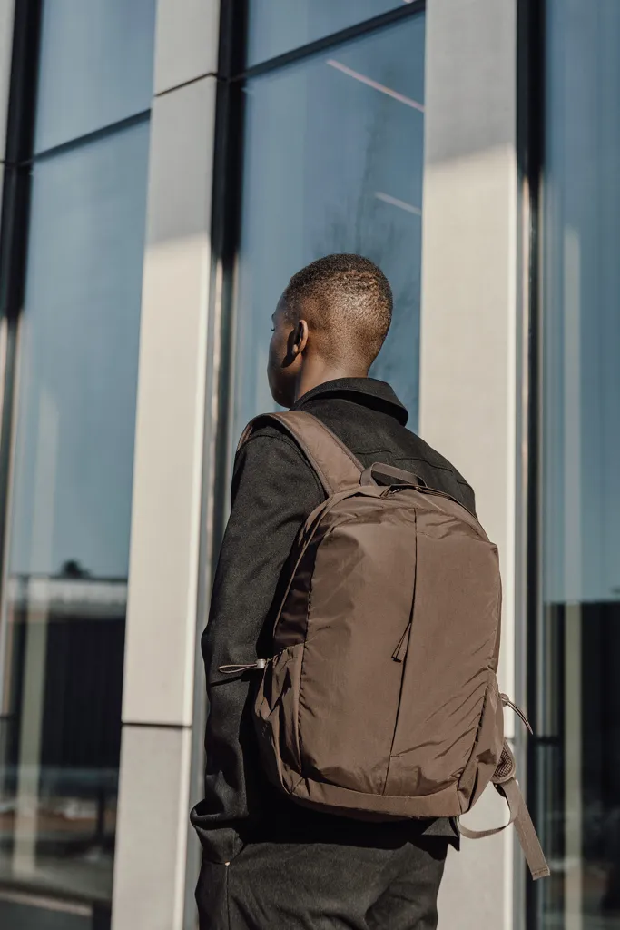 KENTO URBAN 15,6" Rucksack aus RCS  recyceltem Nylon, braun – Bild 6