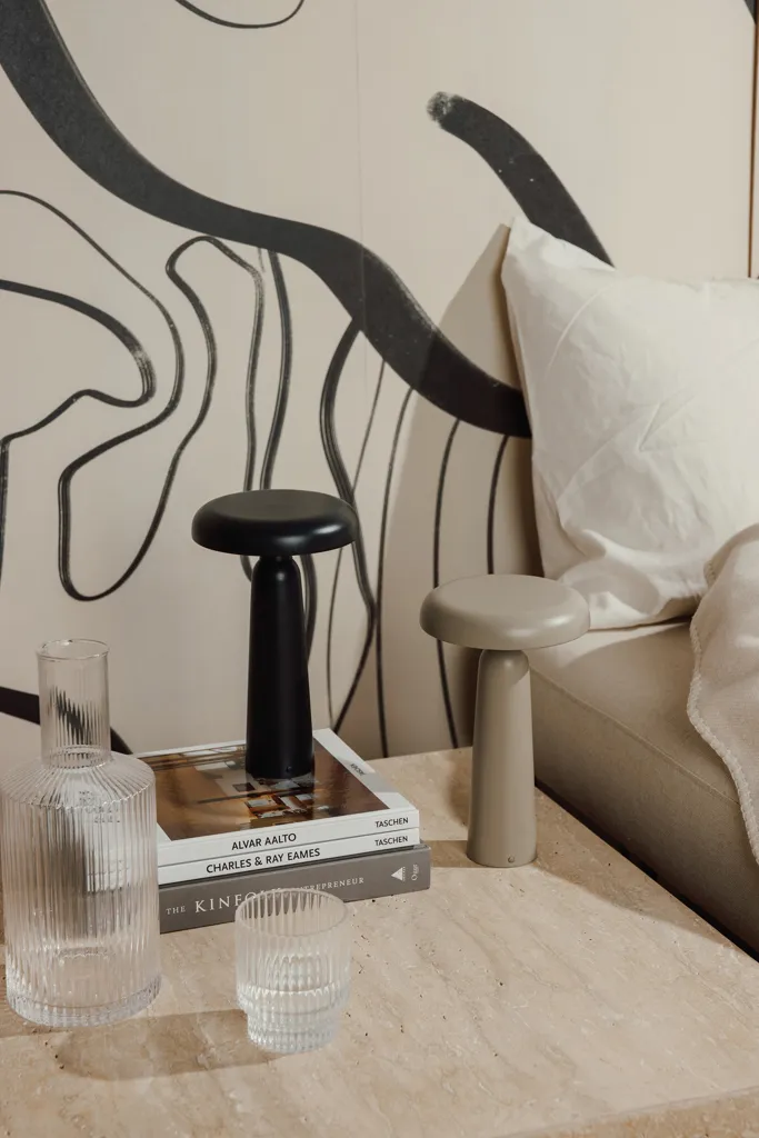 VINGA Avery RCS Tischlampe, greige – Bild 6