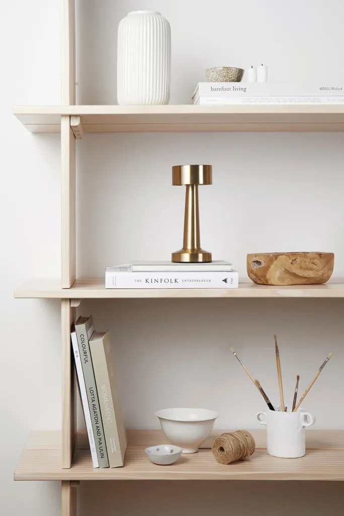 VINGA Maris Tischleuchte aus RCS recyceltem ABS, gold – Bild 5