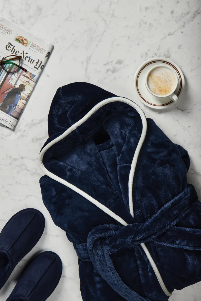 VINGA Louis Luxus Plüsch GRS rPET Bademantel Größe L/XL, navy blau – Bild 5