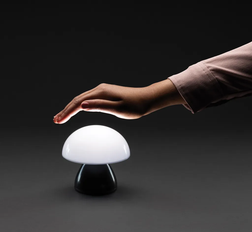 Luming wiederaufladbare USB-Tischlampe aus RCS Kunststoff, schwarz – Bild 4