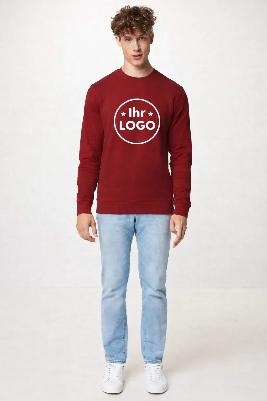 Herren Sweatshirt in Bordeaux Rot als Frontansicht vor hellem Hintergrund