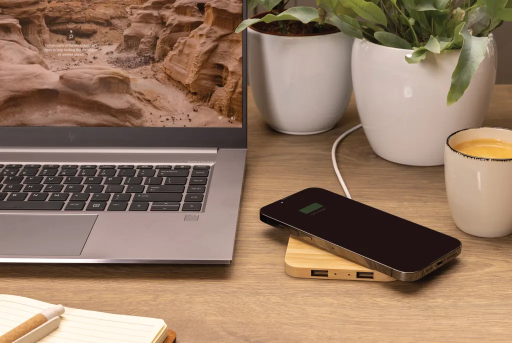 10W Wireless-Charger mit USB aus Bambus, braun – Bild 5