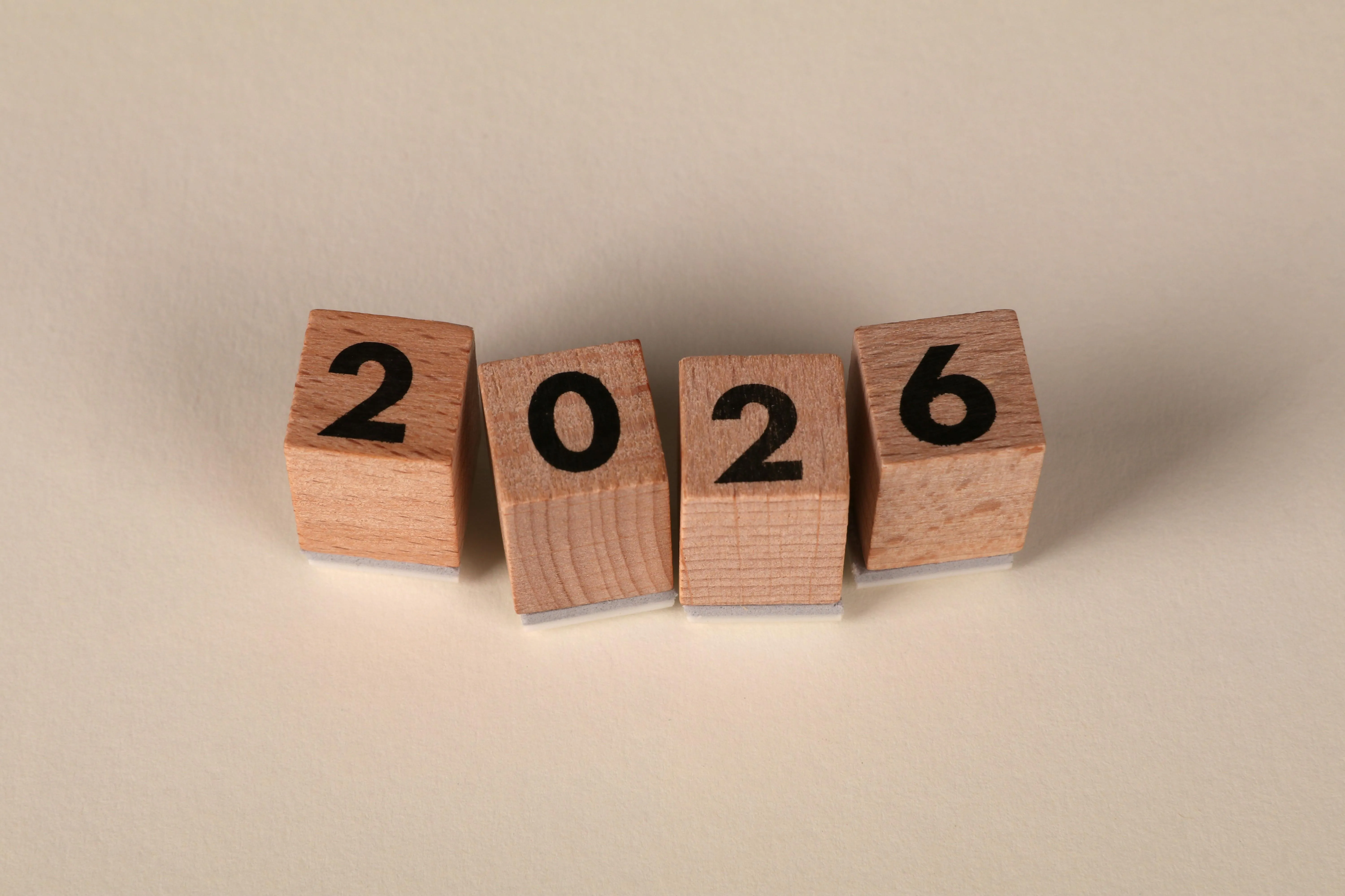 Holzblöcke mit der Jahreszahl 2026 auf hellem Hintergrund – die beliebtesten Werbeartikel-Trends des Jahres