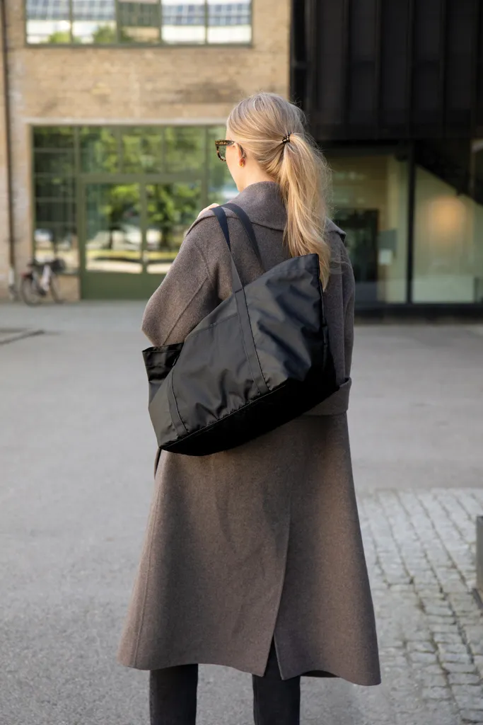 VINGA Livorno Maxi-Tasche aus GRS recyceltem Polyester, schwarz – Bild 5