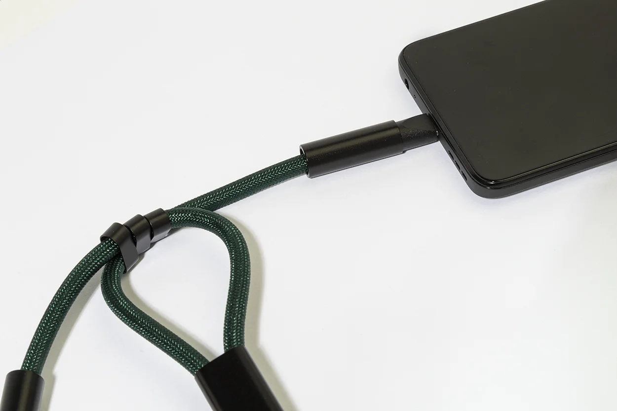 60W Handgelenkband mit Lade- und Datenkabel aus RPET CuffCharge, dunkelgrün – Bild 2